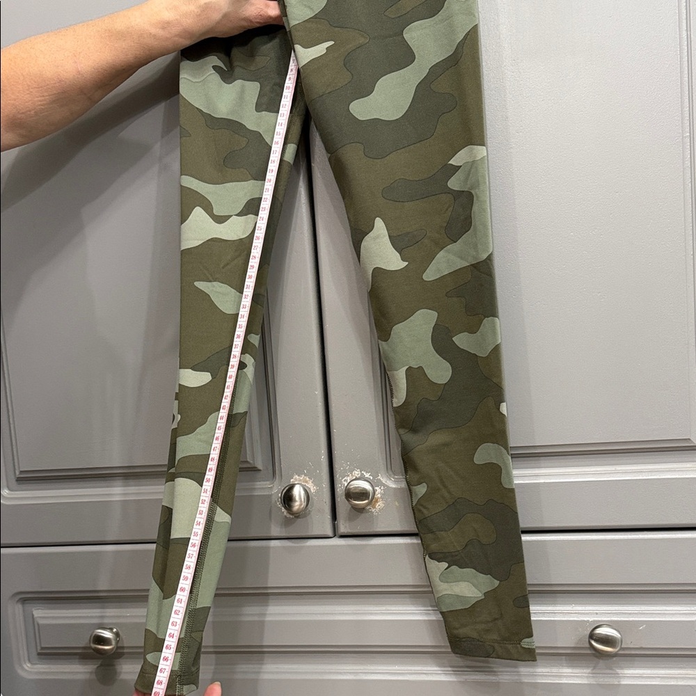 Victoria's Secret Green Camouflage Leggings - Picture 7 of 8